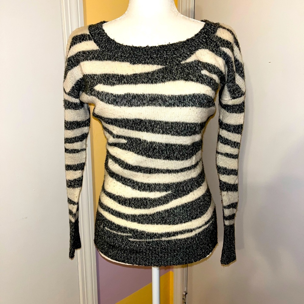 Grey zebra print sweater XS